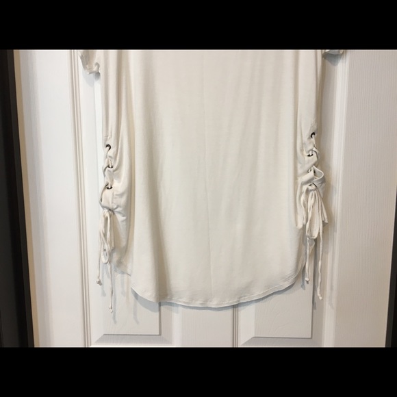 Hollister Must Have Tee - Picture 3 of 5